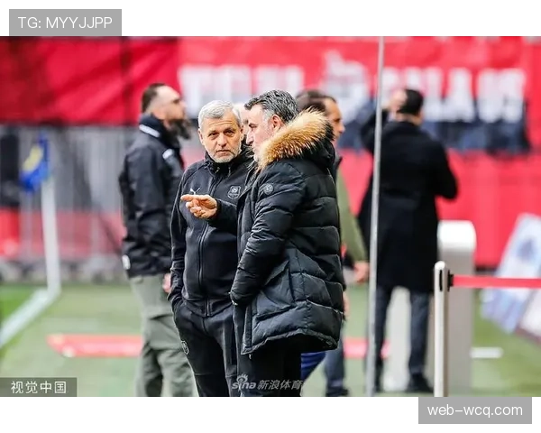 尼斯主场对阵雷恩，比赛因球迷投掷烟雾弹中断15分钟