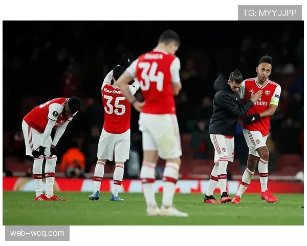 欧冠主题艺术展在伦敦开幕，展出历届冠军奖杯复制品及摄影作品